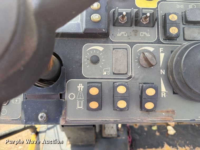 image for item EA0587 2014 Caterpillar AP-555E paver