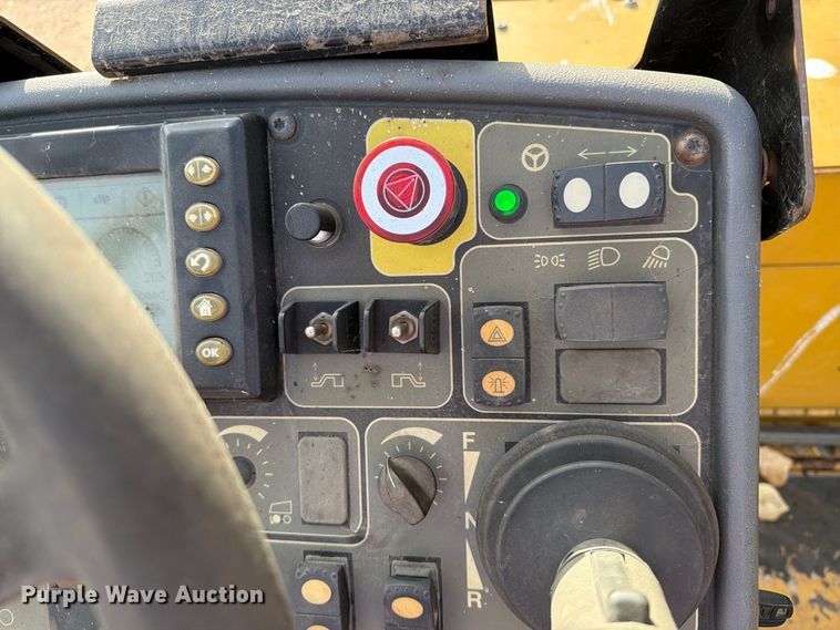 image for item EA0587 2014 Caterpillar AP-555E paver