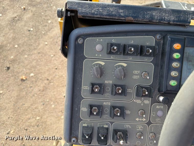 image for item EA0587 2014 Caterpillar AP-555E paver