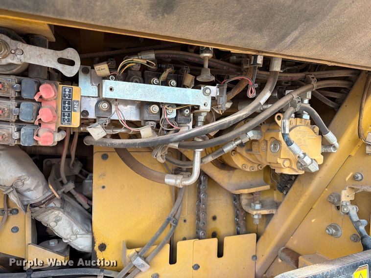 image for item EA0587 2014 Caterpillar AP-555E paver