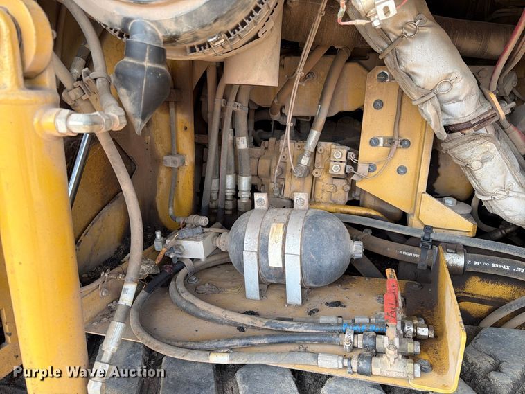 image for item EA0587 2014 Caterpillar AP-555E paver