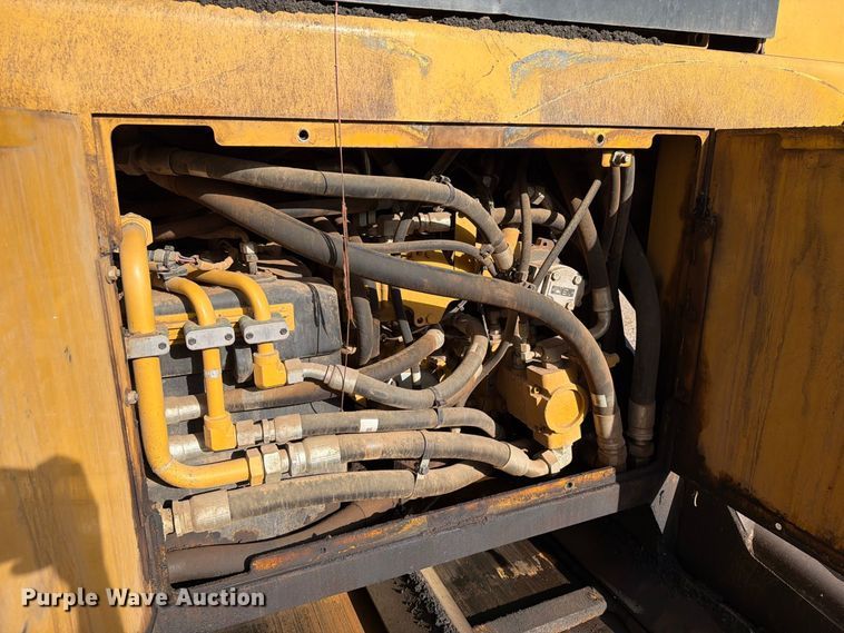 image for item EA0587 2014 Caterpillar AP-555E paver
