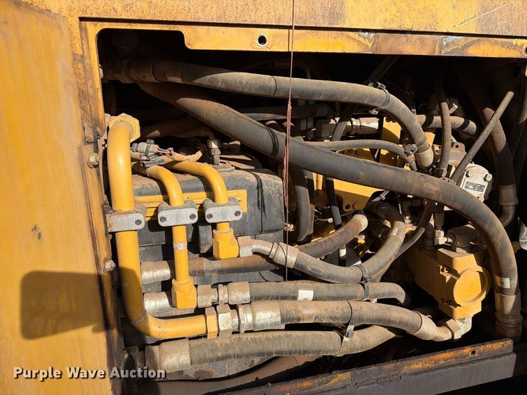 image for item EA0587 2014 Caterpillar AP-555E paver