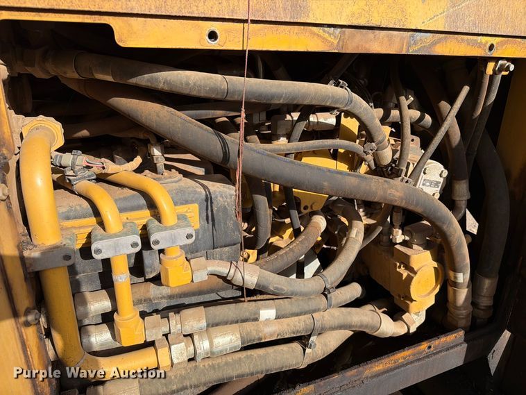 image for item EA0587 2014 Caterpillar AP-555E paver