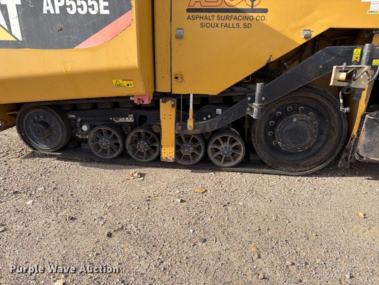 image for item EA0587 2014 Caterpillar AP-555E paver