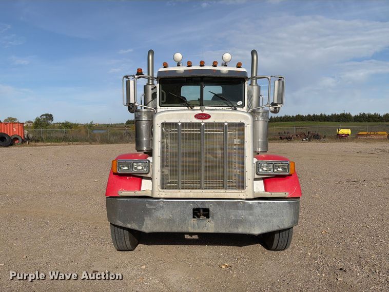 image for item EA0589 2007 Peterbilt 379 semi truck