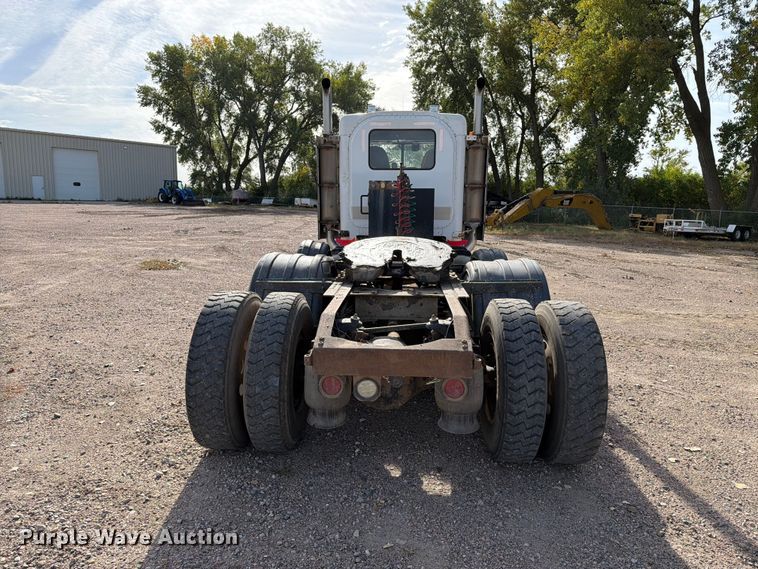 image for item EA0589 2007 Peterbilt 379 semi truck