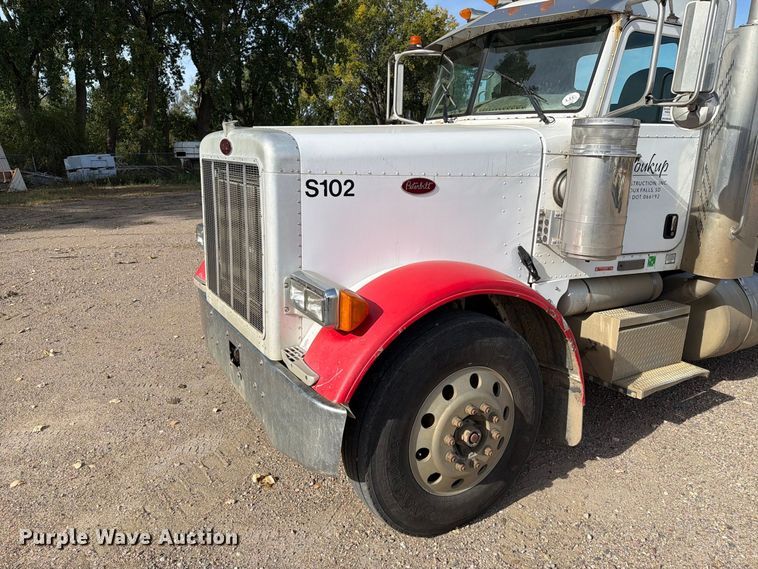 image for item EA0589 2007 Peterbilt 379 semi truck