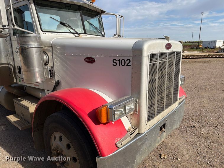 image for item EA0589 2007 Peterbilt 379 semi truck