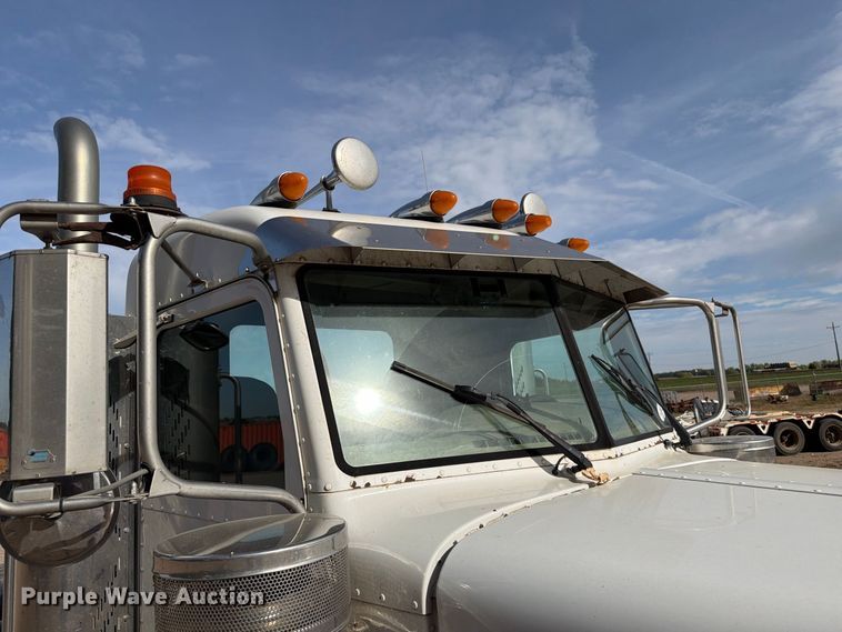 image for item EA0589 2007 Peterbilt 379 semi truck
