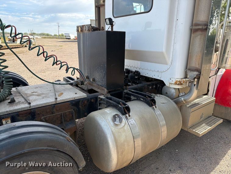 image for item EA0589 2007 Peterbilt 379 semi truck