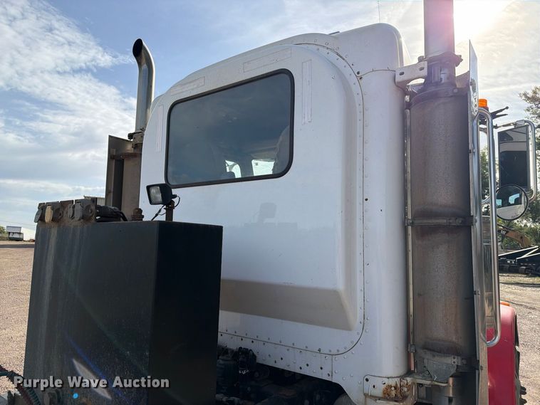 image for item EA0589 2007 Peterbilt 379 semi truck