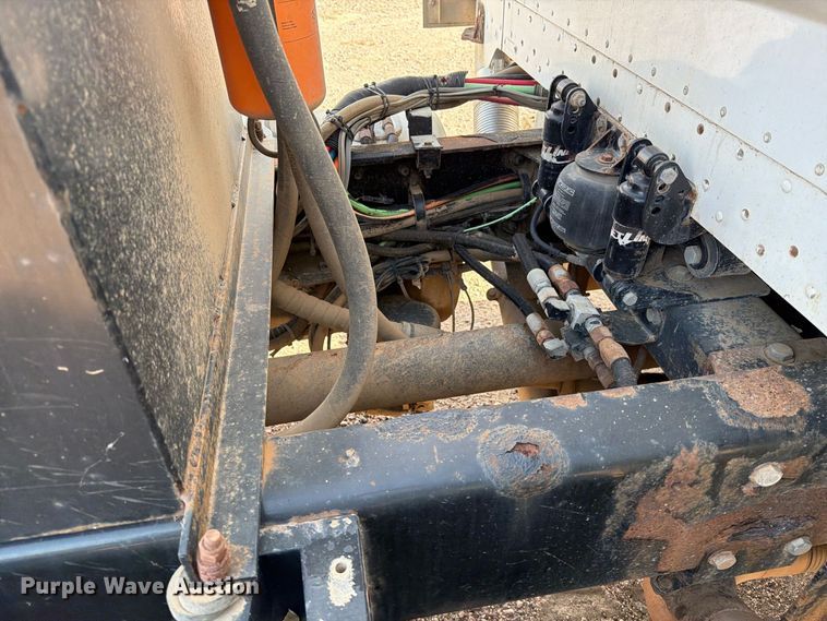 image for item EA0589 2007 Peterbilt 379 semi truck