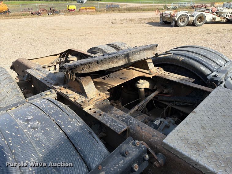 image for item EA0589 2007 Peterbilt 379 semi truck