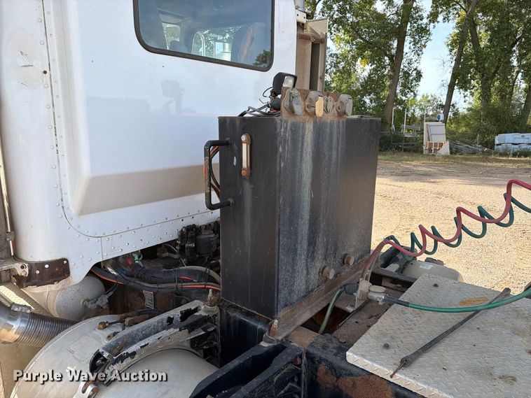image for item EA0589 2007 Peterbilt 379 semi truck