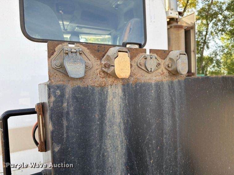 image for item EA0589 2007 Peterbilt 379 semi truck
