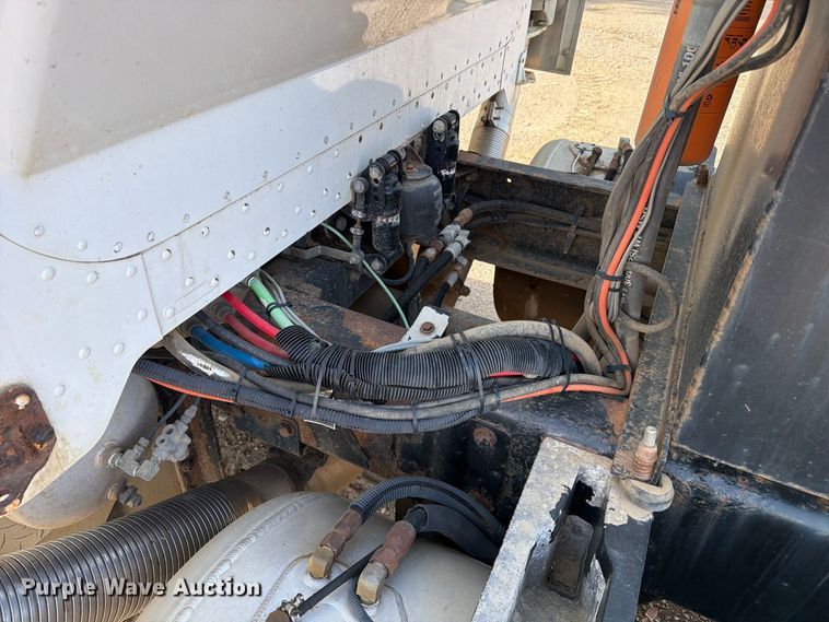 image for item EA0589 2007 Peterbilt 379 semi truck