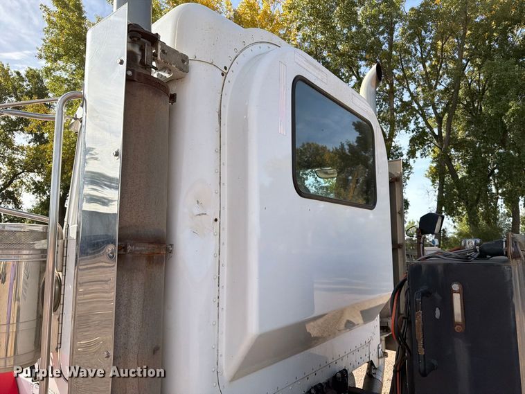 image for item EA0589 2007 Peterbilt 379 semi truck