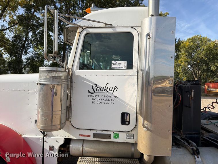 image for item EA0589 2007 Peterbilt 379 semi truck