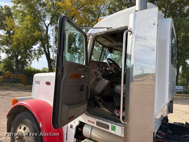 image for item EA0589 2007 Peterbilt 379 semi truck