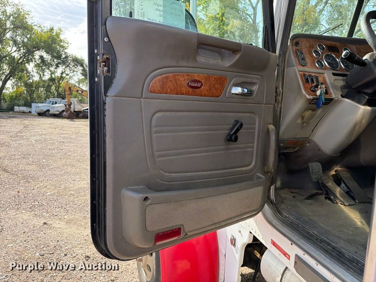 image for item EA0589 2007 Peterbilt 379 semi truck