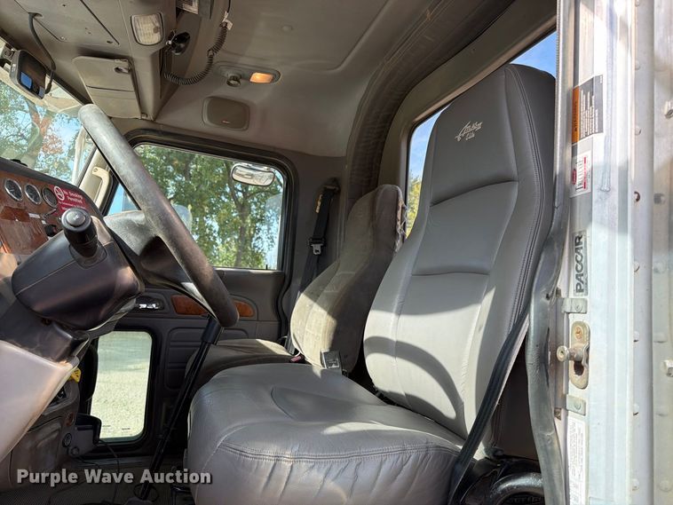 image for item EA0589 2007 Peterbilt 379 semi truck