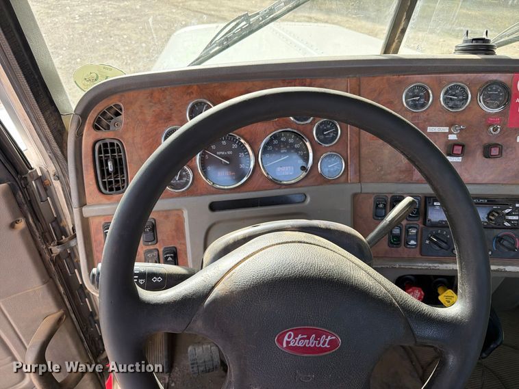 image for item EA0589 2007 Peterbilt 379 semi truck