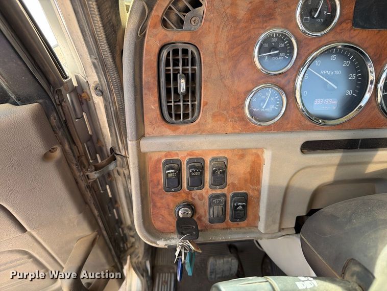 image for item EA0589 2007 Peterbilt 379 semi truck