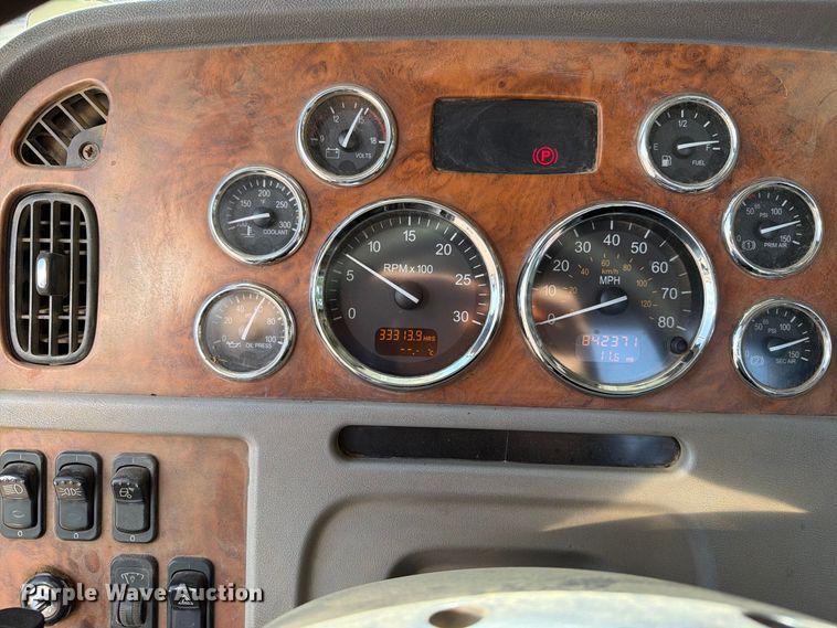 image for item EA0589 2007 Peterbilt 379 semi truck