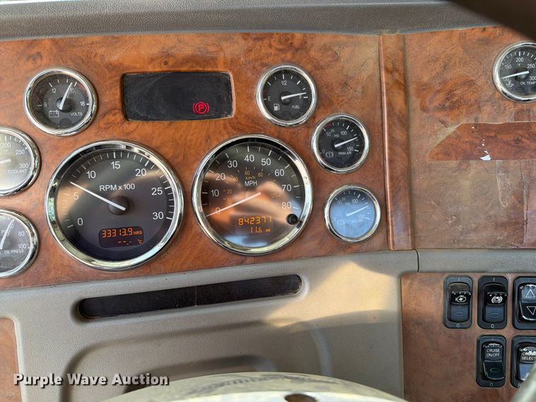 image for item EA0589 2007 Peterbilt 379 semi truck