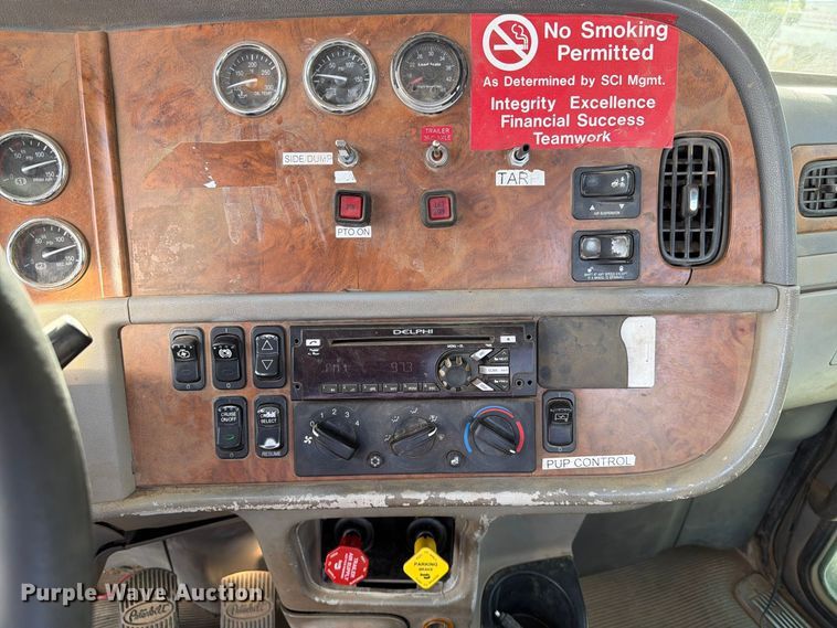 image for item EA0589 2007 Peterbilt 379 semi truck