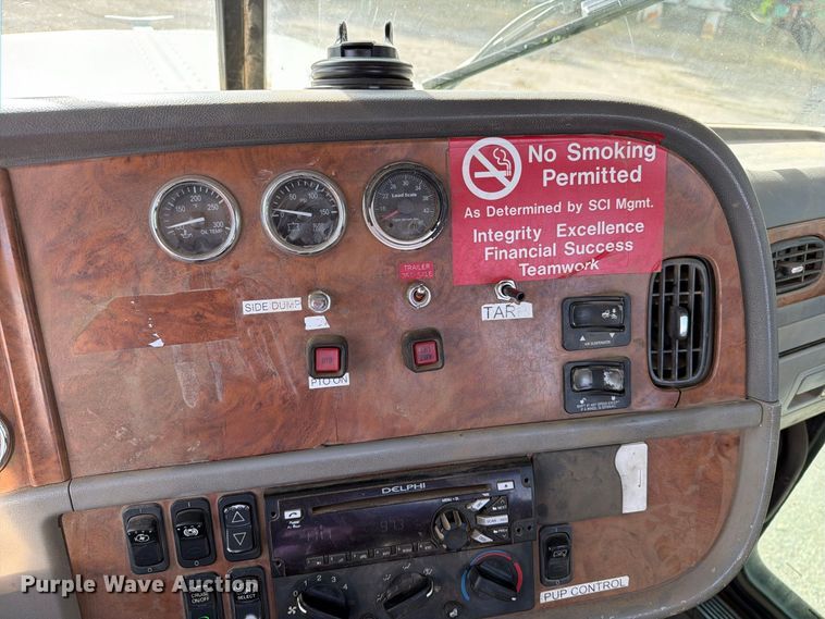 image for item EA0589 2007 Peterbilt 379 semi truck