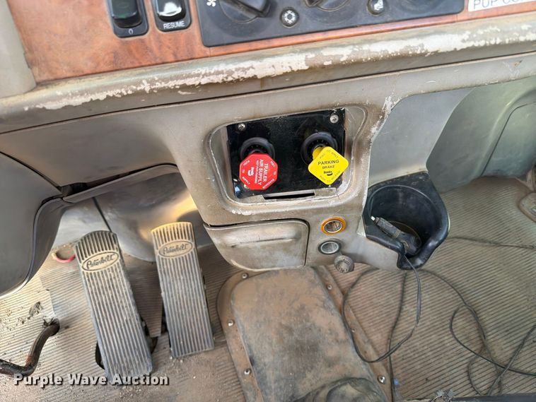 image for item EA0589 2007 Peterbilt 379 semi truck