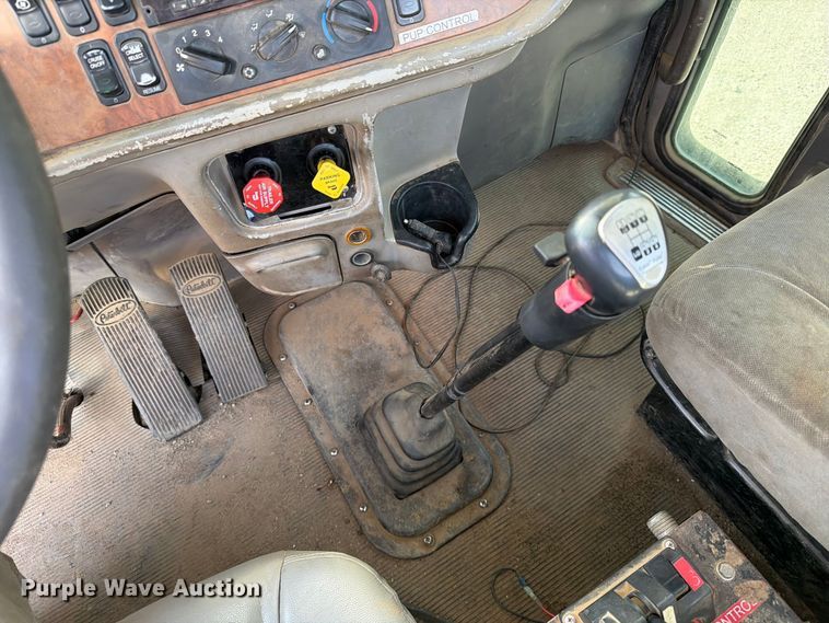 image for item EA0589 2007 Peterbilt 379 semi truck