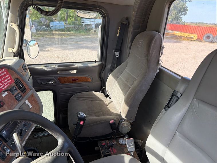 image for item EA0589 2007 Peterbilt 379 semi truck