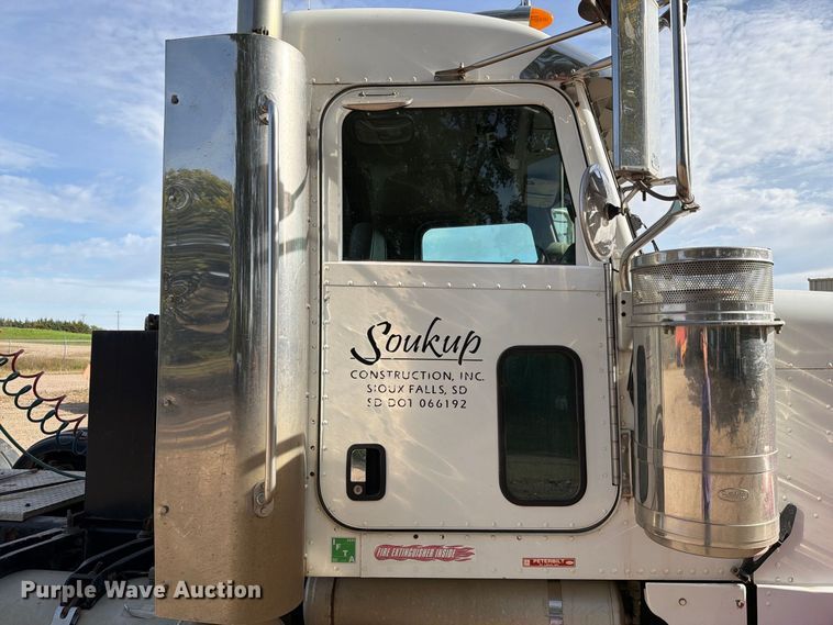 image for item EA0589 2007 Peterbilt 379 semi truck