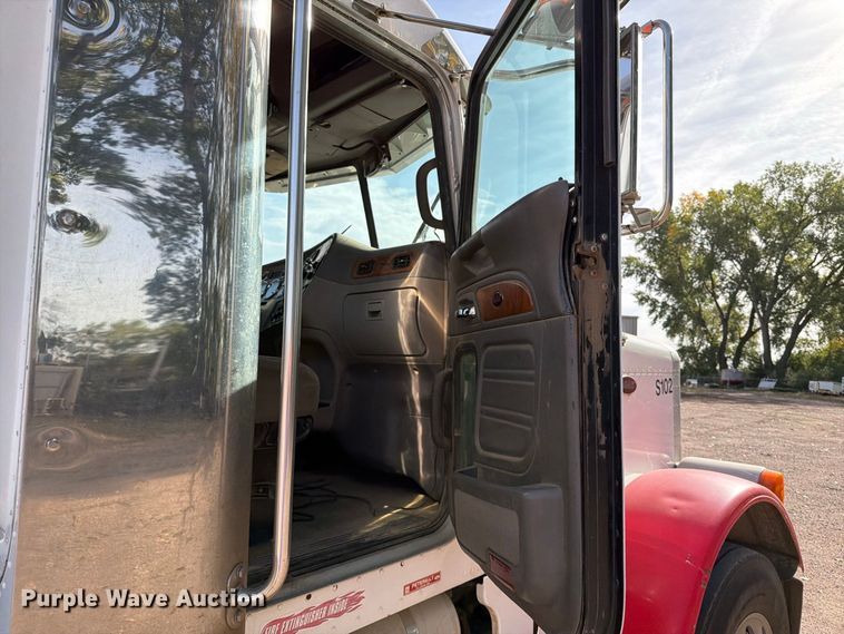 image for item EA0589 2007 Peterbilt 379 semi truck