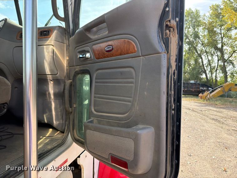 image for item EA0589 2007 Peterbilt 379 semi truck