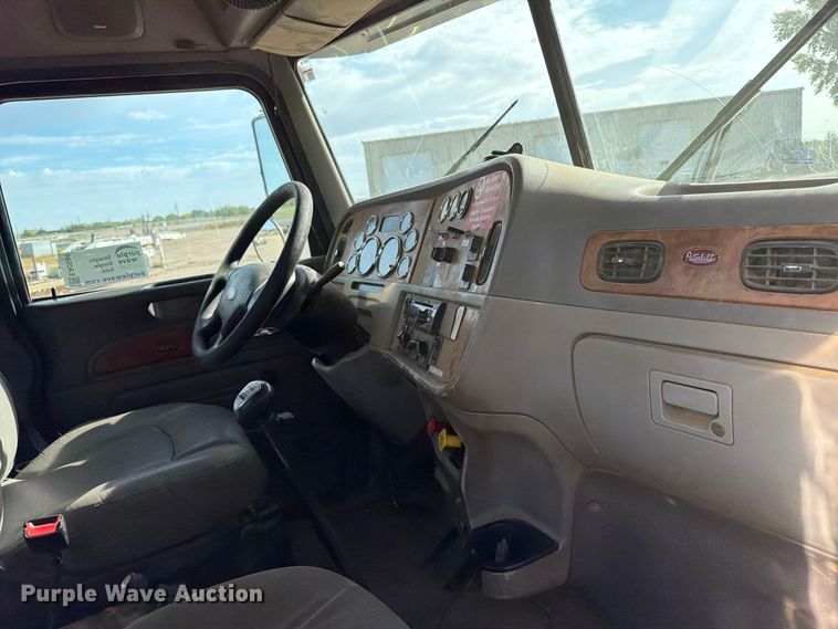 image for item EA0589 2007 Peterbilt 379 semi truck