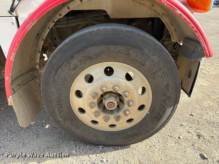 image for item EA0589 2007 Peterbilt 379 semi truck