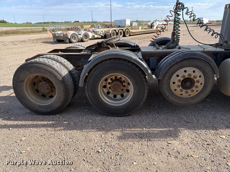 image for item EA0589 2007 Peterbilt 379 semi truck
