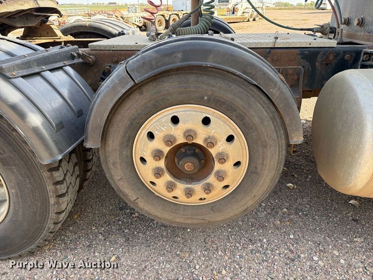 image for item EA0589 2007 Peterbilt 379 semi truck