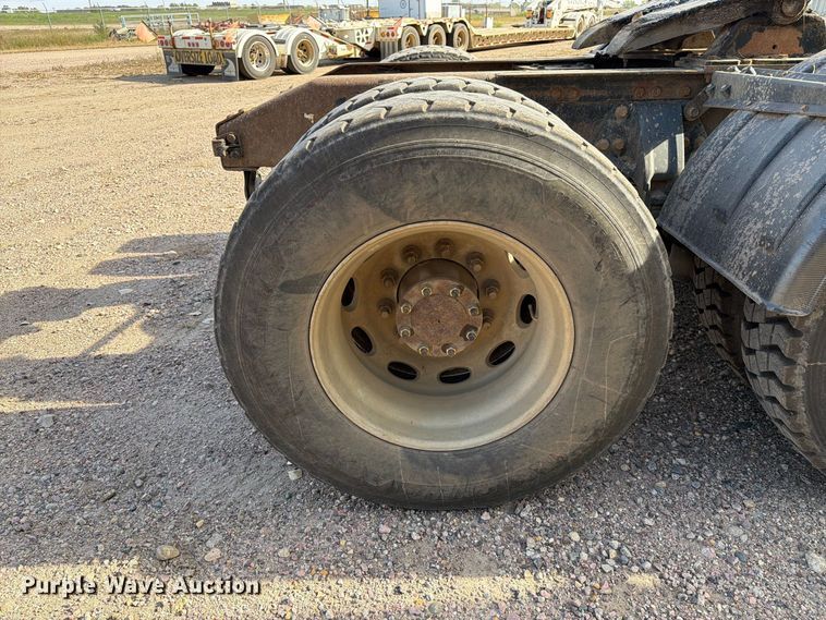 image for item EA0589 2007 Peterbilt 379 semi truck