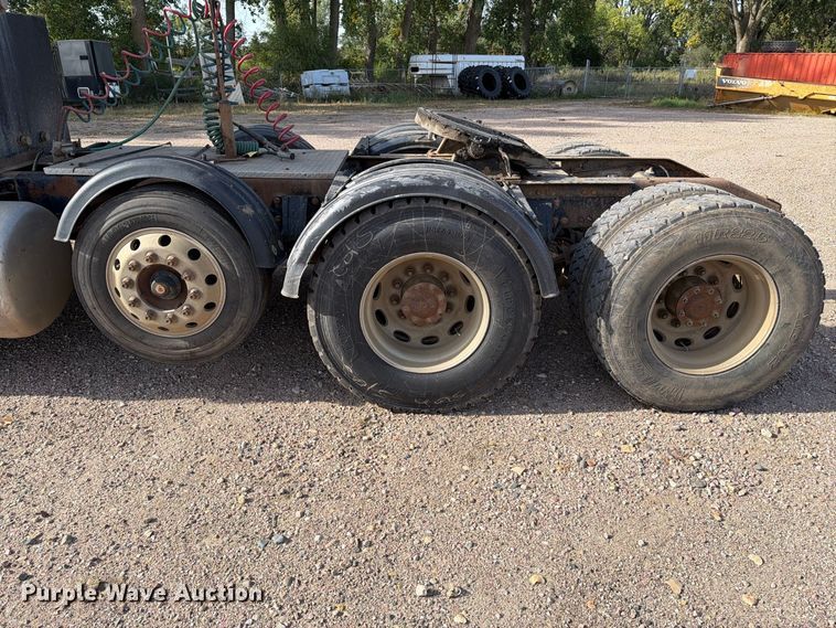 image for item EA0589 2007 Peterbilt 379 semi truck