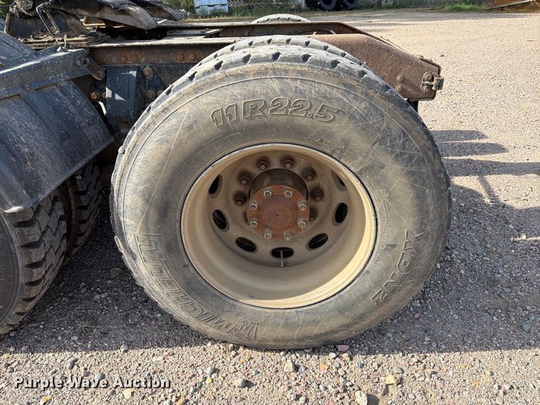 image for item EA0589 2007 Peterbilt 379 semi truck