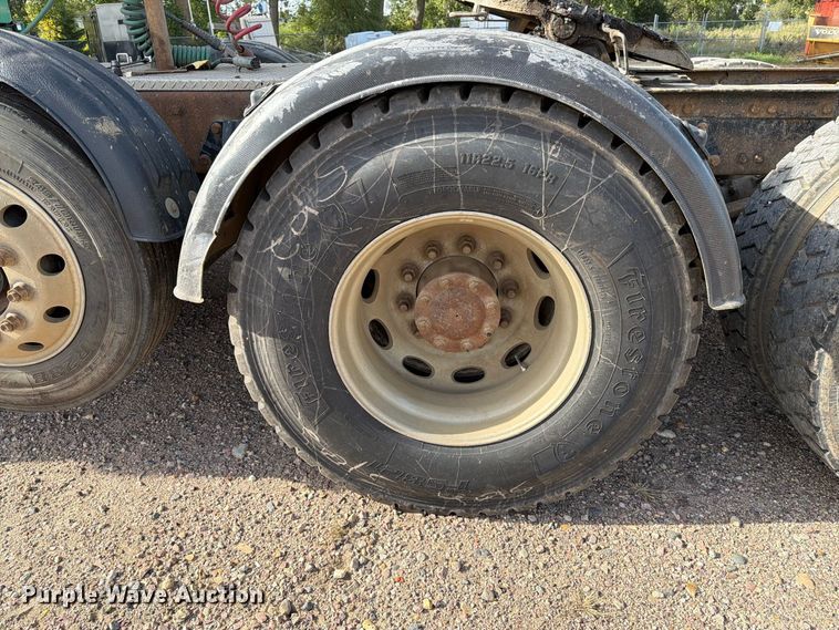 image for item EA0589 2007 Peterbilt 379 semi truck