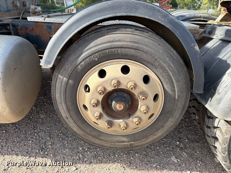 image for item EA0589 2007 Peterbilt 379 semi truck