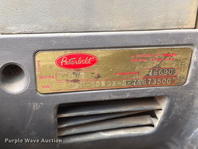 image for item EA0589 2007 Peterbilt 379 semi truck