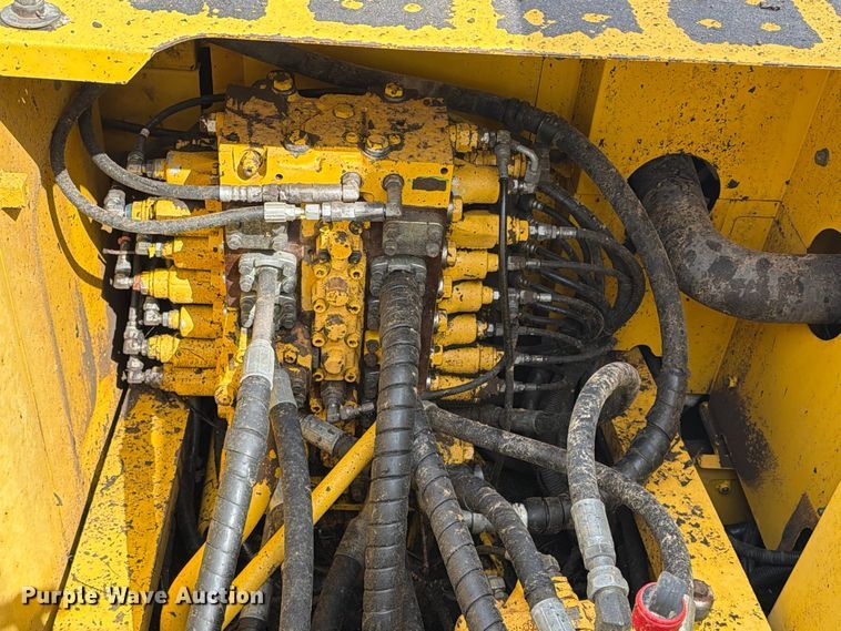 image for item EA7378 2015 Komatsu PC210LC-10 excavator
