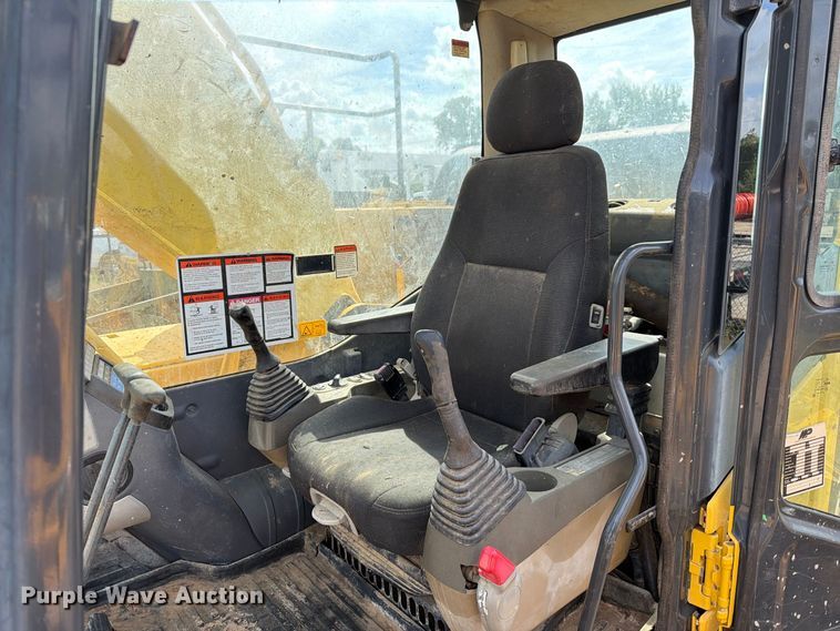 image for item EA7378 2015 Komatsu PC210LC-10 excavator